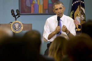 Barack Obama dijo que dar a la gente la confianza de que puede registrarse ante las autoridades será una parte importante del éxito del programa. Foto: AP