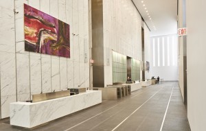 En esta fotografía de noviembre de 2014 proporcionada por Edelman Arts la pintura de Fritz Bultman “Gravity of Nightfall” en el vestíbulo norte del edificio 1 World Trade Center en Nueva York. Foto: AP