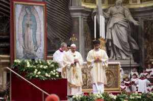 El papa Francisco (al centro) lanza incienso frente a una imagen de la Virgen de Guadalupe durante una misa en honor de la llamada Patrona de las Américas en la Basílica de San Pedro en el Vaticano. Foto: AP