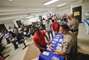 Policías de tránsito de California le enseñan a inmigrantes cómo conseguir una licencia de conducir en el consulado mexicano en San Diego el 23 de abril del 2014.