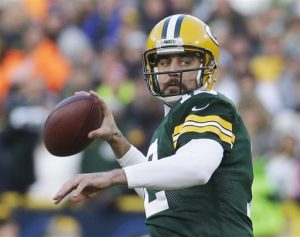 Aaron Rodgers, quarterback de los Packers de Green Bay, lanza un pase durante el encuentro del domingo. Foto: AP
