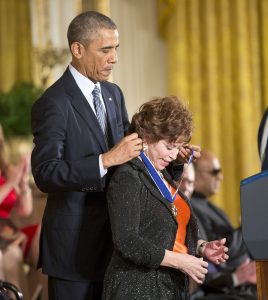 El presidente Barack Obama le entregó a la escritora chilena Isabel Allende la Medalla Presidencial de la Libertad, durante una ceremonia en la Casa Blanca. Foto: AP