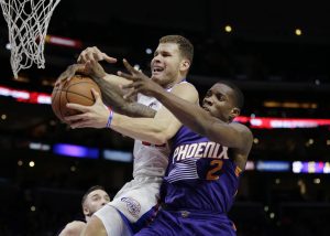 Blake Griffin, izq, recibe la falta por parte de Eric Bledsoe de los Suns en la primera mitad el lunes. Foto: AP