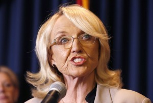 La gobernadora de Arizona Jan Brewer sometió una petición para negar licencias de conducir a los dreamers ante la Suprema Corte de Justicia de EU. Foto: AP