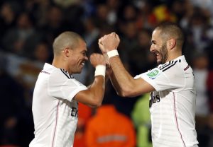 El jugador de Real Madrid, Karim Benzema, derecha, festeja con su compañero Pepe tras anotar un gol ante Cruz Azul en las semifinales del Mundial de Clubes. Foto: AP