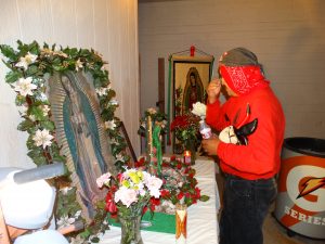 El hogar de los Cisneros, en el norte de Phoenix, acogió una de las celebraciones donde se veneró a la virgen morena. Foto: Sam Murillo/Mixed Voces