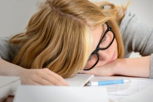 Los hábitos para dormir e incluso factores ambientales también pueden provocar dolor de cabeza. Foto: AP