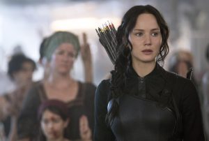En esta imagen dada a conocer por Lionsgate, Jennifer Lawrence interpreta a Katniss Everdeen en una escena de la película "Los Juegos del Hambre: Mockingjay Part 1". Foto: AP