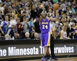 Kobe Bryant, escolta de los Lakers de Los Ángeles, agradece al público tras rebasar el total de puntos de Michael Jordan y desplazarlo como el tercer mejor anotador de la historia. Foto: AP