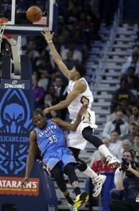 Anthony Davis, de los Pelicans de Nueva Orleáns, encesta pese a una falta de Kevin Durant, del Thunder de Oklahoma City. Foto: AP