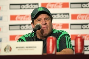 Herrera pretende ser más explosivo al frente con la presencia de Giovani Dos Santos, Carlos Vela y Javier Hernández. Foto: AP