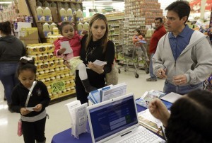Obamacare ofrece menores costos de seguros de empresas privadas y provee subsidios a personas con bajos ingresos para tramitarlos. Foto: AP