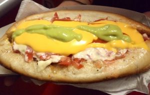 El hot dog sonorense lleva chorizo, frijoles, aguacate, salsas, hongos, queso, verduras, tomate y cebolla picados. Foto: Especial