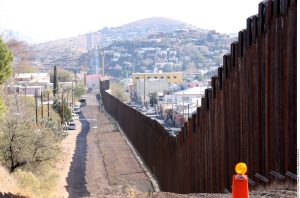 El Centro Kino brinda asistencia a los inmigrantes que son deportados por Nogales. Foto: Agencia Reforma