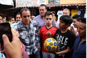 Cuauhtémoc Blanco recorrió las calles de Cuernavaca donde habitantes se acercaron a él para tomarse la foto y firmar autógrafos. Foto: Agencia Reforma