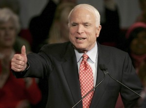El senador republicano por Arizona, John McCain dijo que los empresarios de la frontera han sido afectados. Foto: AP