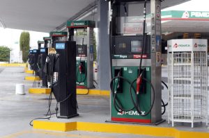 La homologación de precios de los combustibles se debe a una cláusula que permite la competitividad en la frontera con Estados Unidos. Foto: Notimex