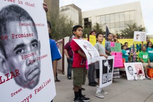Activistas piden calma a la comunidad y que continúe reuniendo sus documentos para solicitar el DACA. Foto: AP