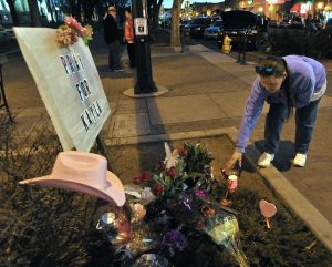 Melody Moravec deja una vela electrónica en un monumento improvisado para recordar a Kayla Mueller en Prescott, Arizona.  Foto: AP