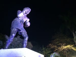 Con la presencia de amigos, distintas personalidades y miles de aficionados, el exboxeador Julio César Chávez fue homenajeado en esta ciudad, donde develaron una estatua en su honor. Foto: Notimex