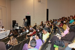 El foro es también organizado por el Centro de Recursos para el Inmigrante en Arizona. Foto: Mixed Voces 