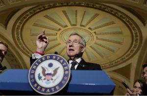 Harry Reid acusó a los republicanos de postergar la seguridad nacional por su deseo de impedir la implementación de medidas a favor de los inmigrantes. Foto: AP