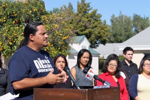 Carlos García, miembro de Puente Arizona, anuncia la realización de foros comunitarios en Phoenix. Foto: Lupita Samayoa