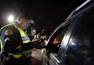 Los retenes de sobriedad han ayudado a disminuir las cifras de conductores alcoholizados. Foto: AP