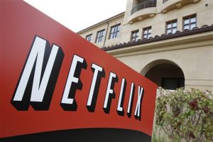 Netflix apuesta a que mejoras en la infraestructura acerquen el servicio de internet a más personas. Foto: AP