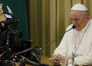 A través de las redes sociales el Papa Francisco se está acercando a mucha gente, y está ofreciendo al mundo una nueva imagen de la Iglesia Católica. Foto: AP