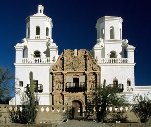 La iglesia data del año 1692 y se le conoce como la “Paloma Blanca del Desierto” por su exterior español moro blanqueado. Foto: Cortesía Scottsdale Center for the Performing Arts
