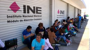 Maestros de Guerrero, Oaxaca y Michoacán bloquean oficinas electorales en sus entidades en demanda de la aparición de los 43 normalistas de Ayotzinapa.