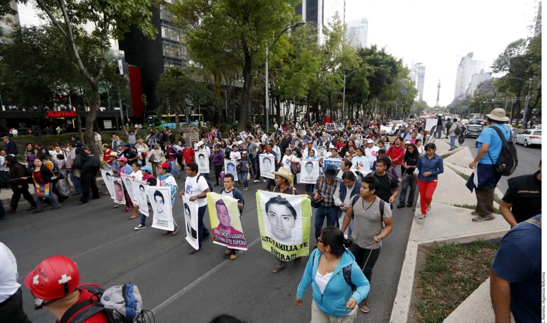 Marchan en DF a 6 meses de caso Ayotzinapa