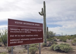 Un cartel en el Parque Nacional del Cactus del Tubo de Organo, en la frontera entre Arizona y México, advierte al visitante sobre la posible presencia de traficantes de drogas y de personas que cruzan la frontera ilegalmente. Foto: AP