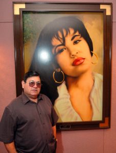 Abraham Quintanilla, el padre de la fallecida cantante Selena, posa frente a una pintura que le regaron después de la muerte de su hija en su estudio en Q Productions en Corpus Christi, Texas. Foto: AP