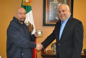 El mexicano Ángel González González visitó al cónsul de México en Chicago, Carlos Martín Jiménez Macías en la sede diplomática. Foto: Notimex