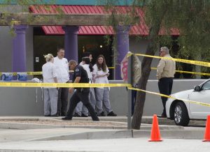 La policía acordonó una zona donde ocurrió un tiroteo en Mesa, Arizona. Foto: AP