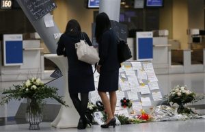 Unas mujeres firman el libro de condolencias en el aeropuerto de Duesseldorf, Alemania. Foto: AP