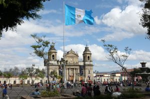 Los devotos guatemaltecos conmemoran el bicentenario de la Catedral Metropolitana, en el centro histórico de la capital, uno de los más relevantes símbolos del país centroamericano. Foto: Notimex