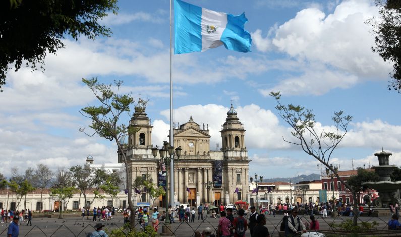 Conmemoran guatemaltecos bicentenario de Catedral Metropolitana