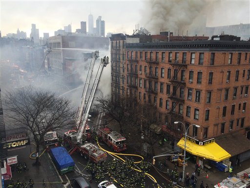 Varios heridos tras incendio y derrumbe en Nueva York