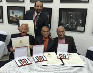 David Carrillo, extrema derecha, junto a los también galardonados, Kemch, de pie, Eduardo Gómez y Castrux. Foto: Mixed Voces