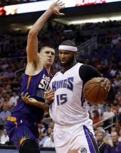 DeMarcus Cousins, pívot de los Kings de Sacramento, dribla a Alex Len, de los Suns de Phoenix, en el duelo del miércoles. Foto: AP