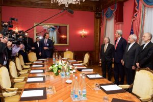 El secretario de Estado de Estados Unidos, John Kerry, y su homólogo iraní, Mohammad Javad Zarif, sostuvieron intensas discusiones sobre el programa nuclear del país árabe, en un momento considerado decisivo para sellar un acuerdo. Foto: Notimex
