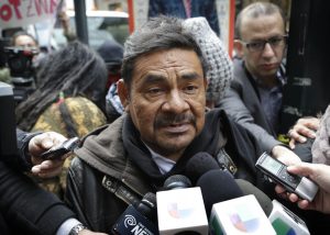 Felipe de la Cruz, portavoz de los padres de los 43 estudiantes desaparecidos en México, habla con los medios de comunicación el miércoles 18 de marzo en Nueva York. Foto: AP
