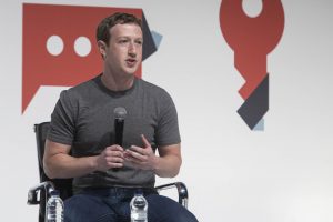 La red social fundada por Mark Zuckerberg añadió que se proporciona también información respecto de las políticas relacionadas con la auto lesión, organizaciones peligrosas, la intimidación y el acoso. Foto: Notimex
