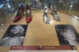 El Museo Bata Shoe de Toronto está por cumplir 20 años con la exhibición de más de 13 mil zapatos de varias épocas, culturas, países y costumbres. Localizado en el centro de Toronto, es el más grande en su tipo de Norteamérica y fue fundado por el matrimonio Sonja y Thomas Bata en 1995, luego de 16 años de coleccionar y estudiar zapatos de todo el mundo.  NOTIMEX/FOTO/ISABEL INCLAN/FRE/ACE/