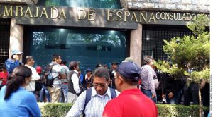 Padres de 43 estudiantes desaparecidos y normalistas protestaron en la Embajada de España. Foto: Agencia Reforma