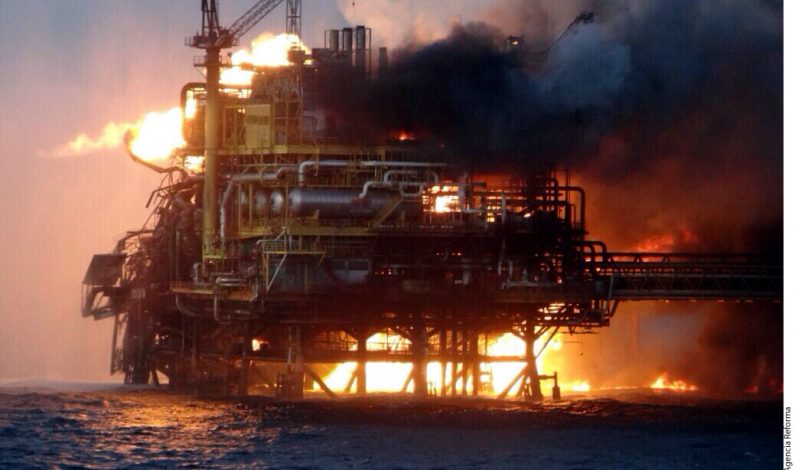 Evitan vertido tras incendio de plataforma petrolera en México