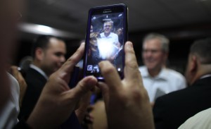 Un simpatizante fotografía a Jeb Bush quien habló en una reunión del Partido Republicano de Puerto Rico. Foto: AP